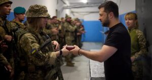 Zelensky visitó a las tropas que lideran la contraofensiva ucraniana: “Todo lo que nos dijeron será tratado en la reunión del Estado Mayor”