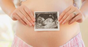 británica Faye White supo que estaba embarazada cuando dio a luz