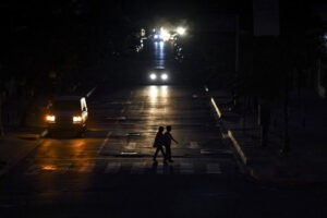 venezolanos preocupados por las frecuentes fallas eléctricas en Caracas y varios estados del país (+Reacciones)
