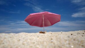 ¡Terrible accidente! Sombrilla atravesó la pierna de una mujer en playa de Alabama tras salir volando por el viento