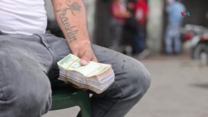 Casas de cambio callejeras, otra cara de la dolarización en Venezuela
