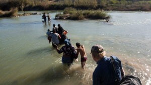 Migrantes salvan a venezolano de morir ahogado en el río Bravo mientras crece la desesperación en México - AlbertoNews