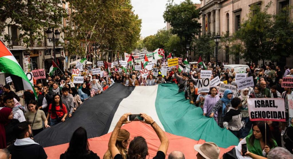 Miles de personas se manifiestan en Madrid en contra del "genocidio" de Israel al pueblo palestino