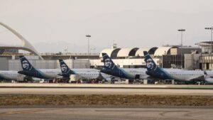 ALASKA AIRLINES | Un piloto fuera de servicio, acusado de intentar estrellar un vuelo de Alaska Airlines