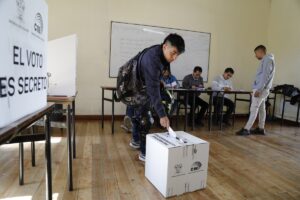 Abren los centros de votación en Ecuador para elección presidencial entre González y Noboa