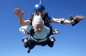 Abuelita de 104 años saltó en paracaídas para romper un récord mundial... luego ocurrió una tragedia (VIDEO)