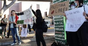 Activistas y migrantes protestan a favor de Palestina en la frontera de México con EEUU