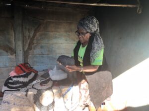 Adultos mayores prosperan gracias a los residuos plásticos en Zimbabue