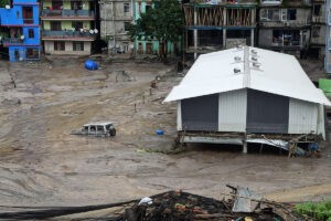 Al menos 40 muertos y 75 desaparecidos tras el desbordamiento de un lago glaciar en el Himalaya indio