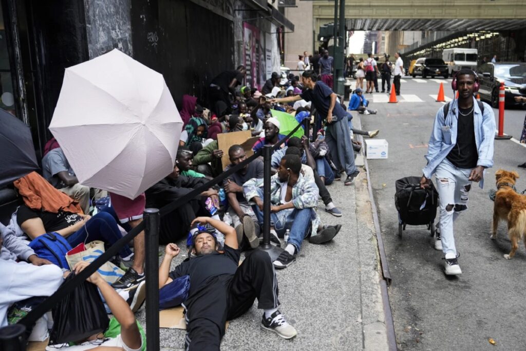 Alcalde de Nueva York advierte a migrantes que no serán alojados en hoteles de lujo