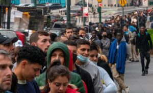 Alcaldía de Nueva York ofrece boletos de avión gratuitos a inmigrantes que quieran abandonar la ciudad