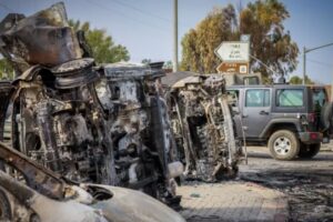 Aseguran que una familia intentó escapar de la guerra pero Hamás los quemó vivos en la entrada del Kibbutz Be'eri (+Imágenes sensibles)