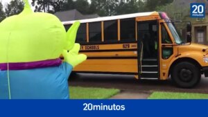 Así eran los vídeos del joven que se disfrazaba para recoger a su hermano del autobús del colegio