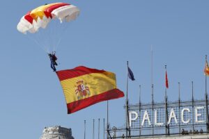 Así ha sido el salto de María del Carmen Gómez la primera mujer en portar la bandera española en paracaídas