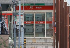 Autor del tiroteo en un hospital de Japón se atrinchera en una oficina de correos