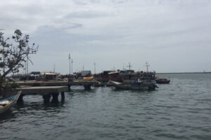 Autoridades de Guyana detienen a 45 migrantes venezolanos que llegaron a bordo de un barco pesquero