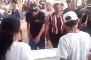 Baile con reguetón frente al presunto ataúd de niña asesinada en Zulia causó comentarios encontrados en redes (+Video)