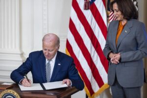 Biden firma una orden ejecutiva para controlar el desarrollo de la inteligencia artificial - AlbertoNews