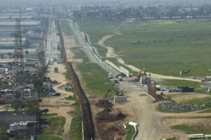 Biden manda a reforzar muro fronterizo en zona al sureste de Texas