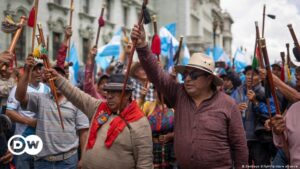 Bloqueos y protestas paralizan Guatemala por segundo día – DW – 11/10/2023
