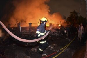 Bomberos controlan un gran incendio cerca al Congreso de Paraguay - AlbertoNews