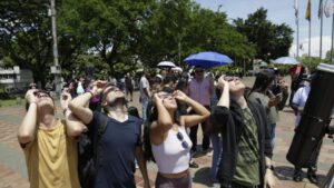 Caleños viven emocionados el eclipse anular de sol que paraliza al mundo entero - Cali - Colombia