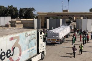 Camiones desde Gaza se dirigen al cruce fronterizo de Rafah mientras se espera ayuda humanitaria