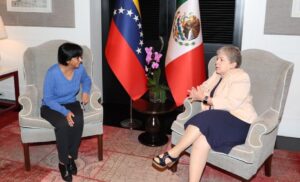 Canciller de México llega a Venezuela y felicita retoma del diálogo
