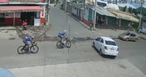 Ciclistas salieron volando tras impactarse con un auto durante una competencia en Puebla l VIDEO