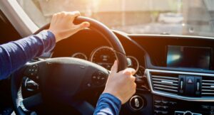 Cómo deberían ir las manos en el volante del carro para evitar accidentes