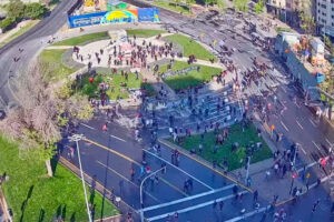 Conmemoración del estallido social en Chile dejó a una manifestante atropellada, 50 detenidos y 11 carabineros heridos