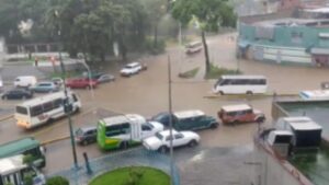 Cordonazo de San Francisco cayó con fuerza en Caracas: Inundaciones y tráfico lento