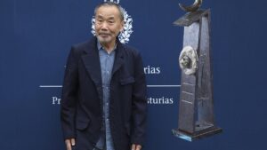 Murakami desata la locura en Oviedo: Creíamos que no iba a venir, reconocen sus lectores