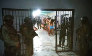 Crisis carcelaria en Ecuador: 800 militares y policías intervinieron la Penitenciaría de Guayaquil con el objetivo de desarmar a las organizaciones delictivas - AlbertoNews