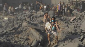 Decenas de muertos en una explosión en un campo de refugiados de Gaza, según las autoridades palestinas