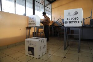 Detenido en Ecuador un miembro de mesa electoral ebrio que rellenaba papeletas