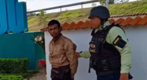 Detenido hombre  poseído por fuerzas "oscuras" que intento derribar a  machetazo el monumento de José Gregorio Hernández. 