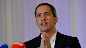 Dictan orden de arresto contra Juan Guaidó