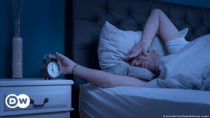 Dormir poco se asociaría a desarrollo de síntomas depresivos – DW – 23/10/2023