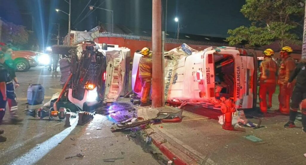 Dos ambulancias chocaron y terminaron volcadas en el centro de Bogotá; una sería pirata