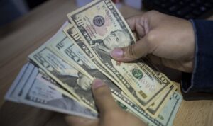 El 85% de los venezolanos gana menos de 300 dólares mensuales, según estudio