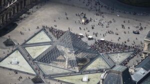 El Louvre y el palacio de Versalles reabren en una jornada de homenaje al docente asesinado