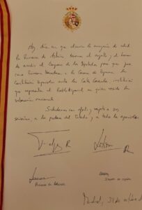 El Rey y la Princesa remarcan en el Libro del Congreso que la soberanía nacional reside en "el Pueblo Español"
