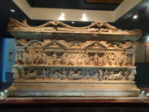 el-sarcofago-de-velletri-asi-son-las-cuatro-paredes-que-cuentan-la-historia-de-hercules
