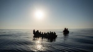 El barco de Open Arms se dirige al puerto de Génova (Italia) con 176 migrantes rescatados