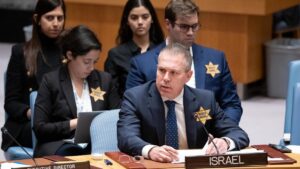 El embajador israelí en la ONU usa como "símbolo de orgullo" la estrella nazi impuesta a los judíos