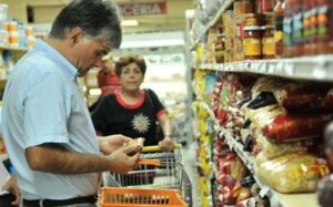 “El grueso del gasto de los venezolanos está en el pago de alimentos y servicios”