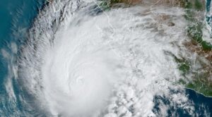 El huracán Norma toca tierra en Baja California Sur
