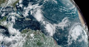 El huracán Tammy se mueve hacia el norte y aún produce lluvias en las Islas de Sotavento