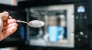 El motivo por el que deberías usar una cuchara metálica al meter el café al microondas